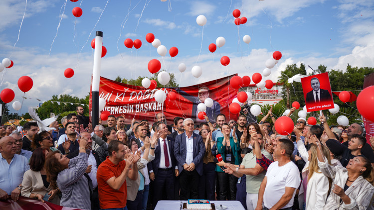 Böceke balonlu, güvercinli doğum günü kutlaması