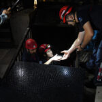 Dalgaların yükselmesiyle mağara 6 saat mahsur kalan 2 kişi kurtarıldı