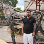 Doğanın atıklarını sanata dönüştürüyor