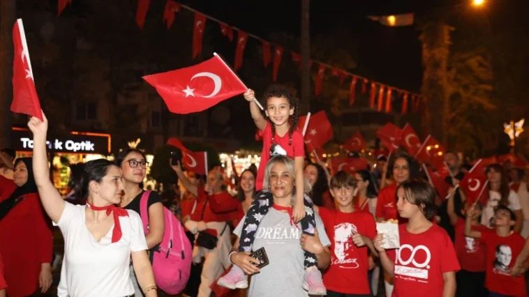 Alanya'da 7'den 70'e Cumhuriyet coşkusu