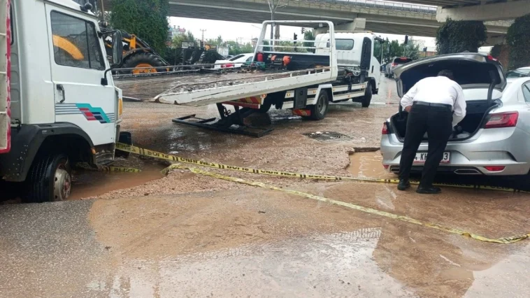 Alt yapı çalışması yapılan alan yağış dolayısıyla çöktü