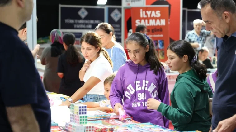 Antalya Kitap Fuarı’nda hafta sonu yoğunluğu yaşandı