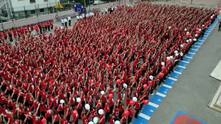 Antalya’da 1500 öğrenciden Cumhuriyet koreografisi
