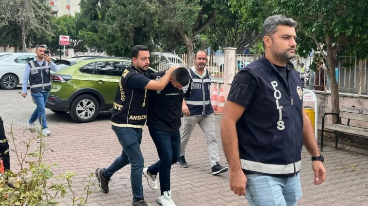 Antalya'da 2 kişinin ölümüyle sonuçlanan silahlı kavga şüphelileri adliyeye sevk edildi