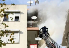 Antalya'da 5 katlı binada yangın paniği
