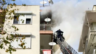 Antalya'da 5 katlı binada yangın paniği