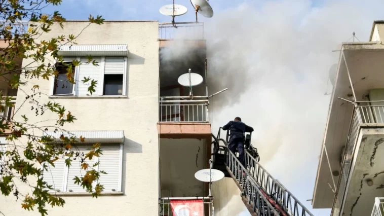 Antalya'da 5 katlı binada yangın paniği