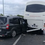 Antalya'da hafif ticari araç midibüse çarptı: 1'i ağır 2 yaralı