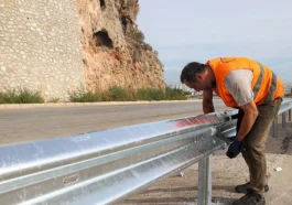 Antalya'da kazalara karşı motosiklet bariyeri yapıldı