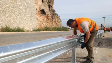 Antalya'da kazalara karşı motosiklet bariyeri yapıldı