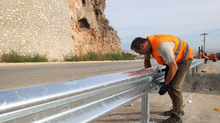 Antalya'da kazalara karşı motosiklet bariyeri yapıldı