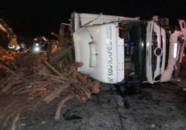 Antalya'da odun yüklü kamyon devrildi, trafik 3 saat durdu
