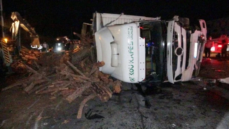 Antalya'da odun yüklü kamyon devrildi, trafik 3 saat durdu
