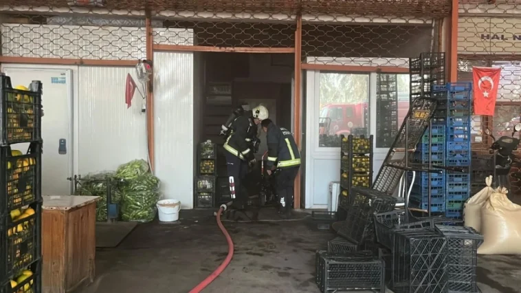 Antalya'da sebze ve meyve deposunda yangın