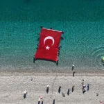 Antalya’da su altında Türk Bayrağı açıldı