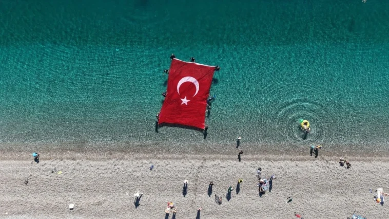 Antalya’da su altında Türk Bayrağı açıldı