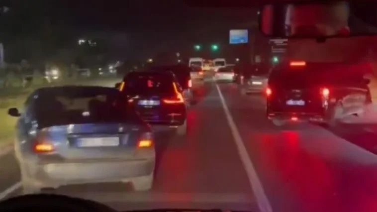 Antalya’da sürücülerden ambulansa örnek davranış