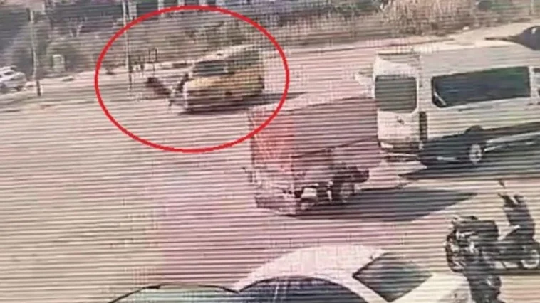 Antalya'da taksi ile çarpışan motosikletli yaralandı