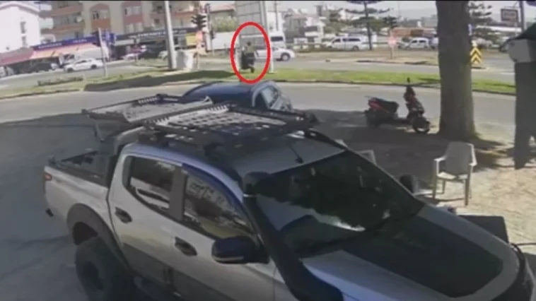 Antalya'da tur minibüsü levhaya çarptı: 8 yaralı