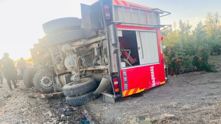 Antalya'da yangına giden itfaiye aracı devrildi: 2 yaralı