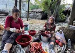 Antalyalı kadınların nar ekşisi mesaisi