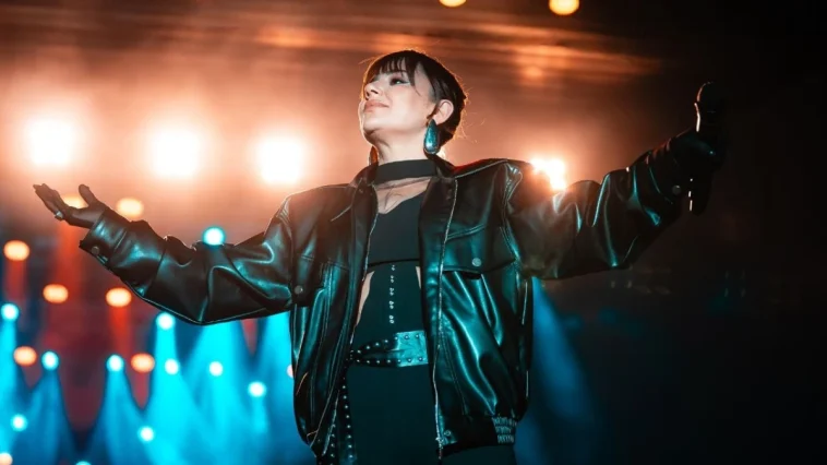 Antalyalılar Merve Özbey ile müziğe doydu