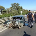 Bariyerlere çarpan aracın sürücüsü yaralandı