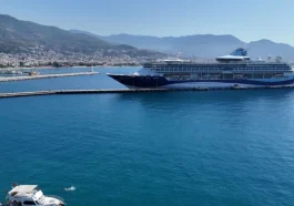 Bin 924 yolcu 734 mürettebatlı gemi Alanya'ya geldi