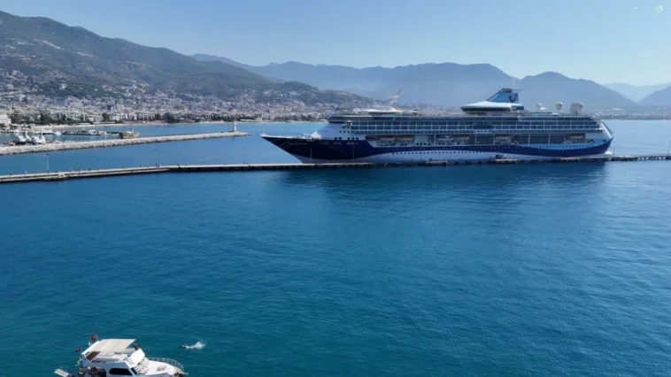 Bin 924 yolcu 734 mürettebatlı gemi Alanya'ya geldi