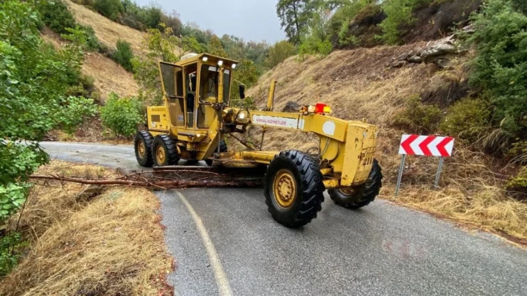 Büyükşehir ekiplerinden Alanya kırsalında yağmur mesaisi
