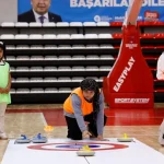 Büyükşehir kız çocuklarını floor curling sporu ile tanıştırdı