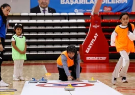 Büyükşehir kız çocuklarını floor curling sporu ile tanıştırdı