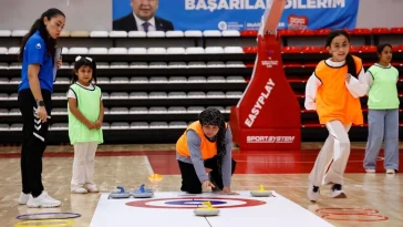 Büyükşehir kız çocuklarını floor curling sporu ile tanıştırdı