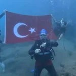 Denizin altında işaret diliyle İstiklal Marşı'nı okudular