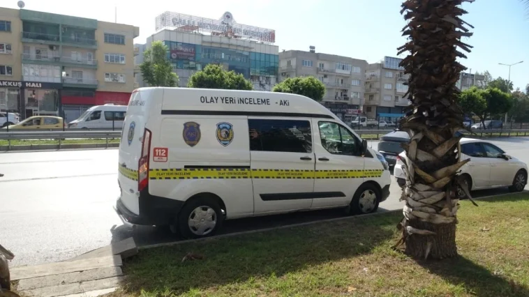 Eline aldığı bıçakla yoldan geçenlere dehşeti yaşattı: 1 yaralı