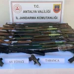 Elmalı’da ruhsatsız 20 silah ele geçirildi