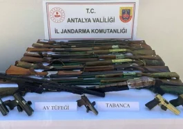 Elmalı’da ruhsatsız 20 silah ele geçirildi