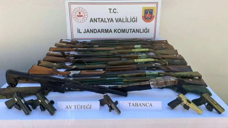 Elmalı’da ruhsatsız 20 silah ele geçirildi