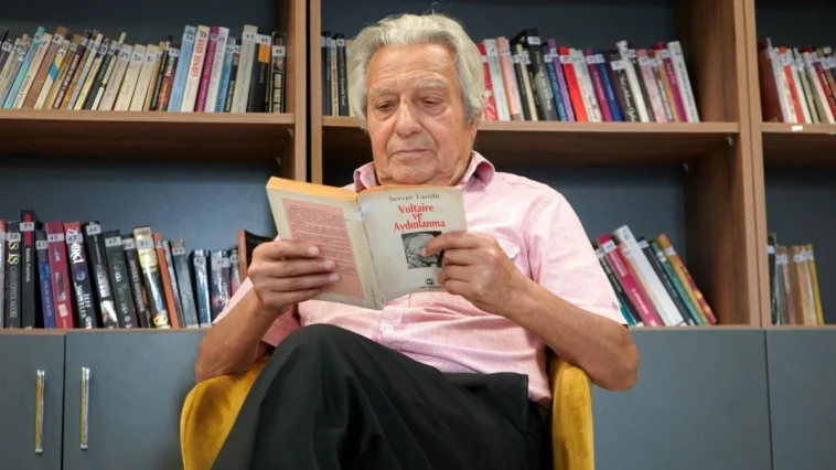 Emekli öğretmen, anılarını kitaplaştırıyor