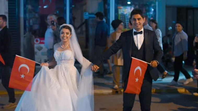 Gelinlik ve damatlıkla Cumhuriyet kutlamasına katıldılar