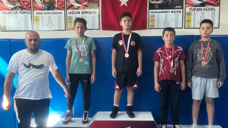 Genç güreşçiler Kumluca'da ter döktü