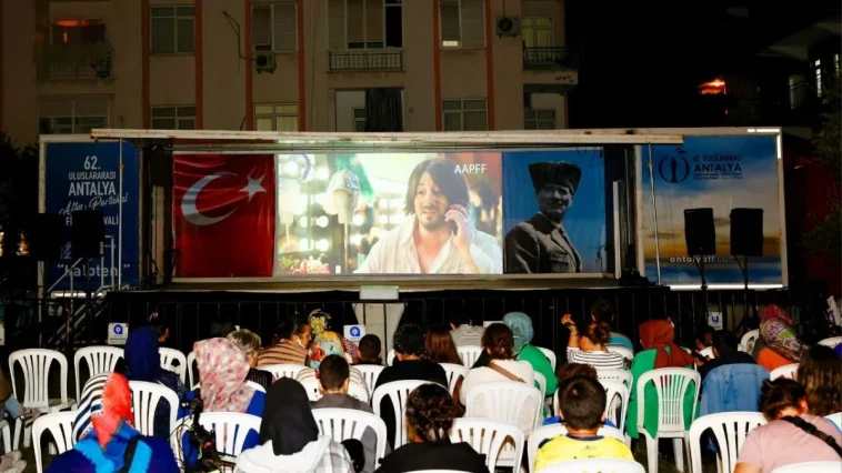 Gezen sinema ilçe ilçe dolaşarak sinemaseverlerle buluşuyor