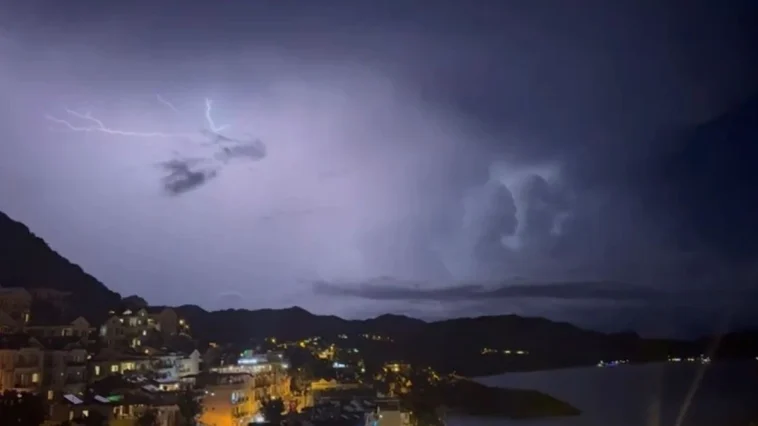 Kaş'ta şimşekler geceyi gündüze çevirdi