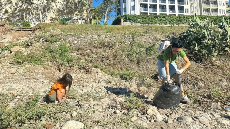 Kemer'de yabancı uyruklu kadınlardan örnek temizlik etkinliği