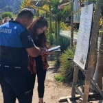 Kemer'de zabıta ekiplerinden restoran denetimi