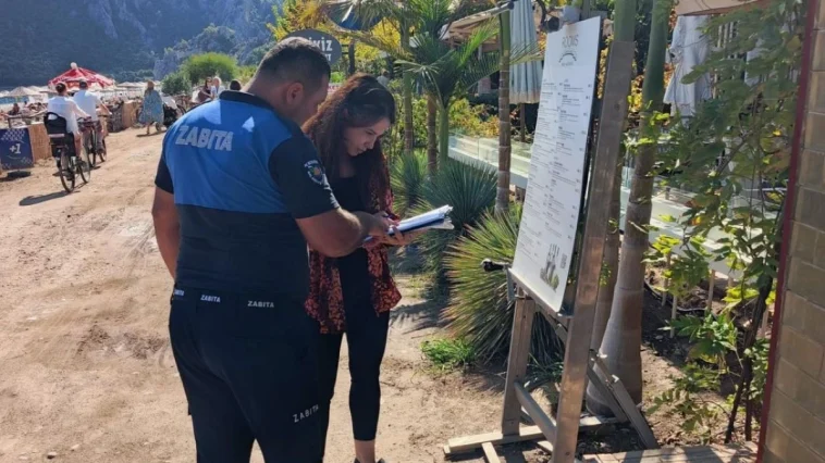 Kemer'de zabıta ekiplerinden restoran denetimi