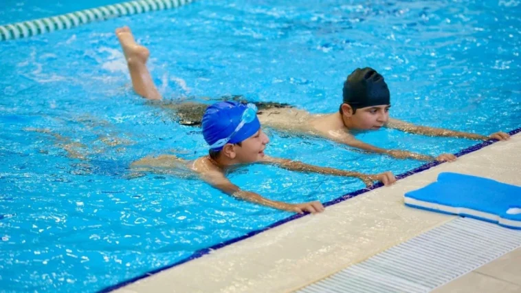 Kepez’de havuz keyfi kışında sürüyor