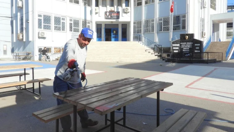 Kepez'de okulları yenileme çalışmaları sürüyor