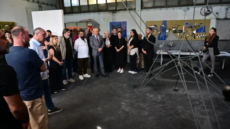 Kocagöz, Pil Fabrikası’ndaki bienal sergilerini gezdi