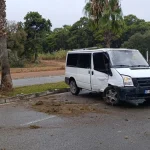 Kontrolden çıkan kamyonet palmiye ağacına çarptı